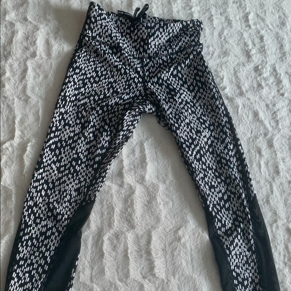 Nike Dri-Fit Capri leggings with mesh detailingSize XS